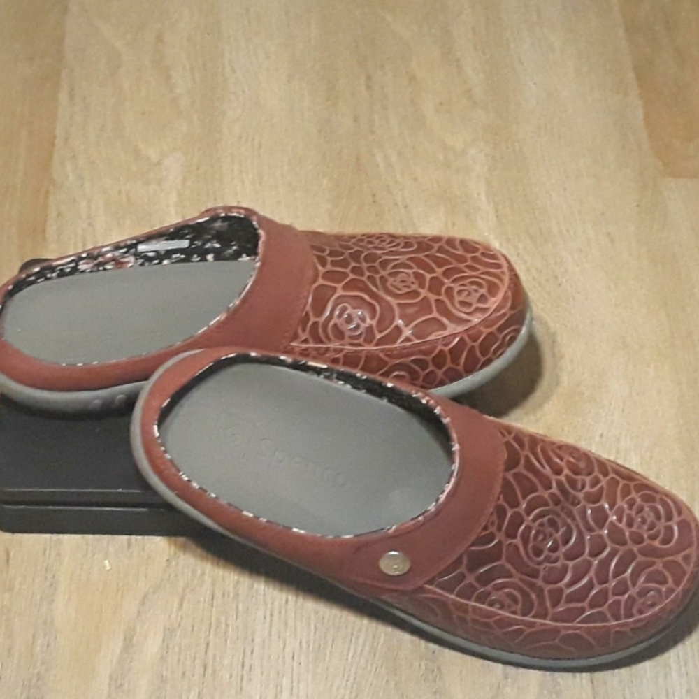 Spenco Alicia Embossed Floral Leather Slides - Size 9W Orthopedic Slip On Shoes - Picture 10 of 10